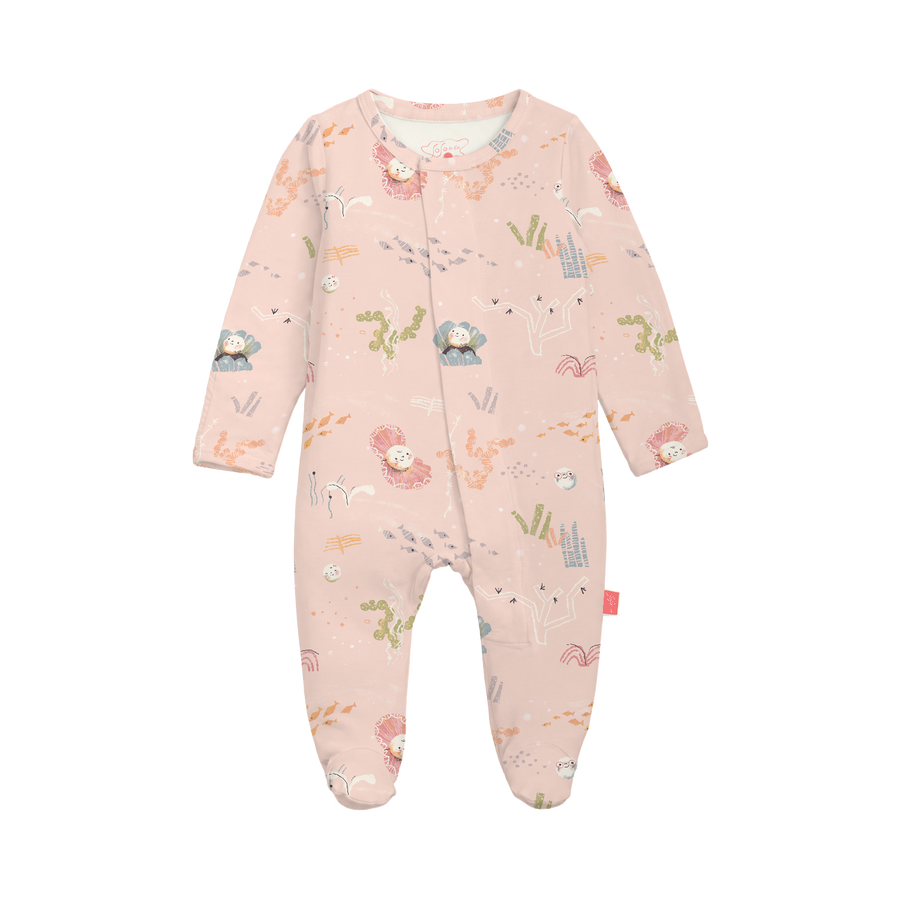 Pearl of the Sea Soso Snaps onesie with a soft pink sea-inspired print of pearls, oysters, fish and coral / قطعة دانة البحر من Soso Snaps بنقشة بحرية وردية هادئة فيها لؤلؤ ومحار وأسماك ومرجان
